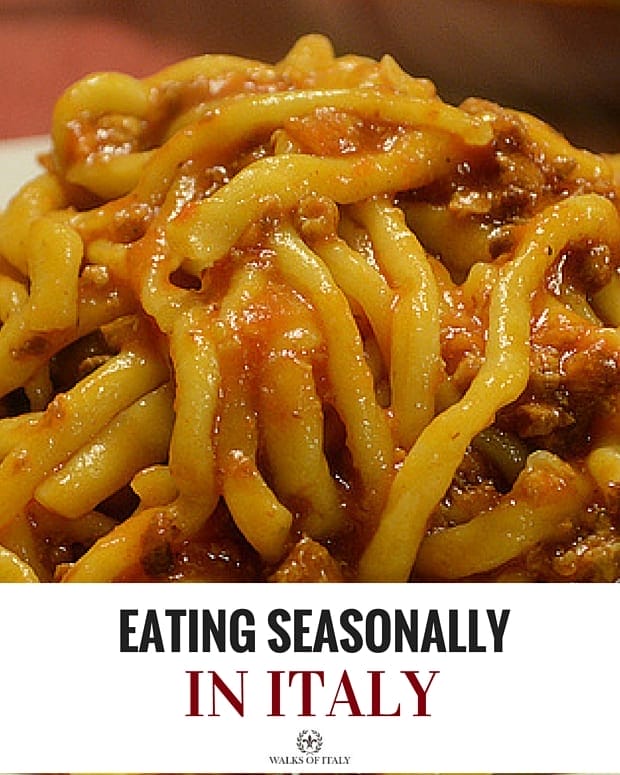 Eating seasonally in Italy, like this big plate of pici al ragu di cinghiale in the fall, is easy if you know what to eat when. Check out our helpful guide!