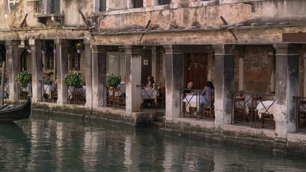 Here's How to Spot a Tourist Trap Restaurant in Italy