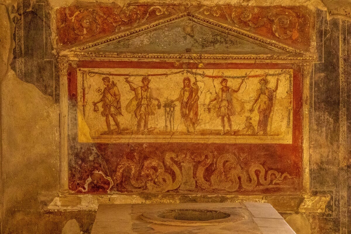 Frescoes at pompeii wiht snakes, men, and ropes