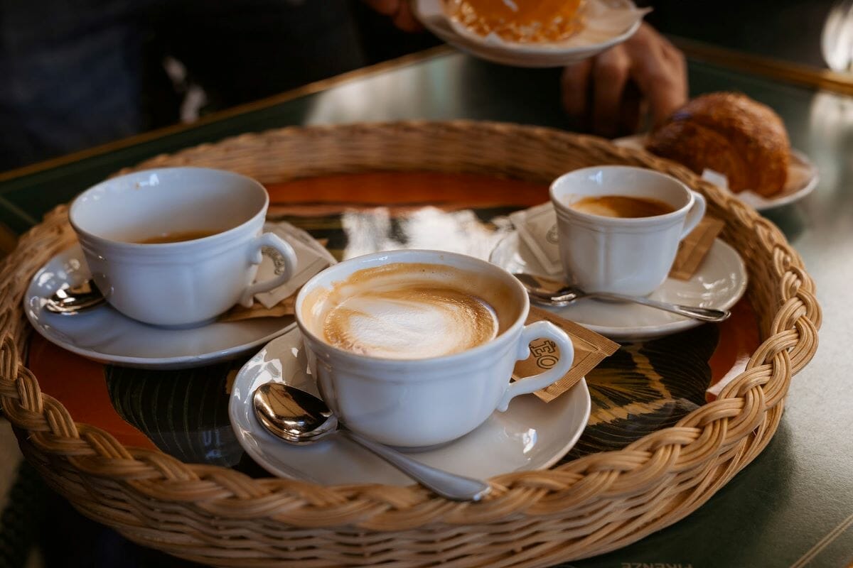 A tray with three cups of coffee.